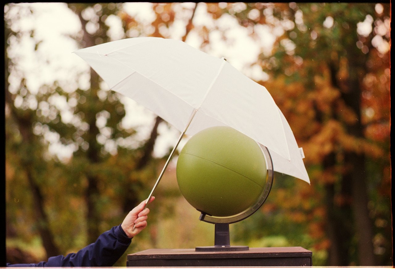 Globus im Herbst unter Schirm